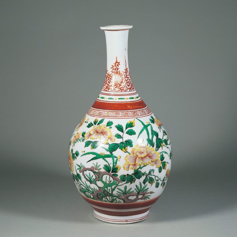 《色絵 牡丹文 瓶》伊万里、江戸時代（17世紀中期）、高47.0cm、戸栗美術館